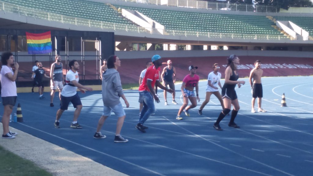 Jogo de gaymada ocorrendo em parte da pista de atletismo do Ibirapuera. Fonte: acervo Wagner Camargo